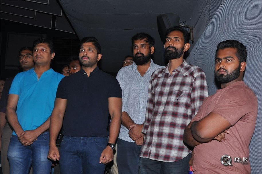 Army-People-Watching-Naa-Peru-Surya-Naa-illu-India-Movie-Photos